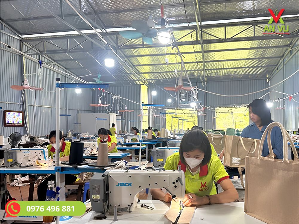 Tiến hành may túi, may ráp thân túi, quai túi